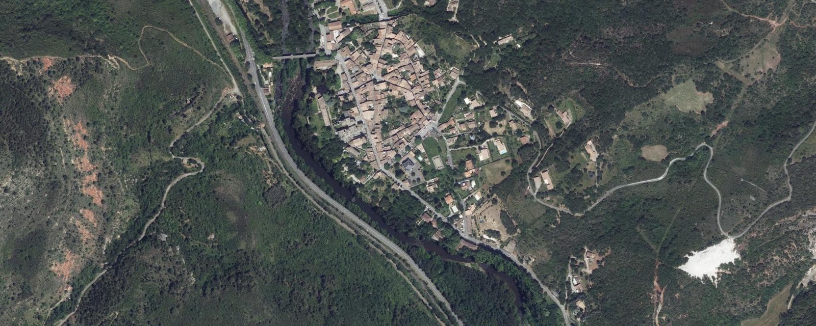 Vue aérienne de Alet-les-Bains (Aude)