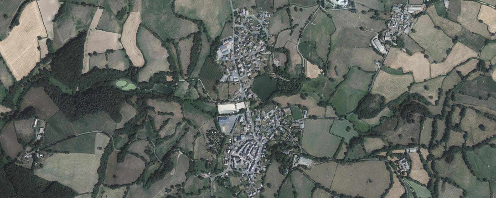 Vue aérienne de Arvieu (Aveyron)
