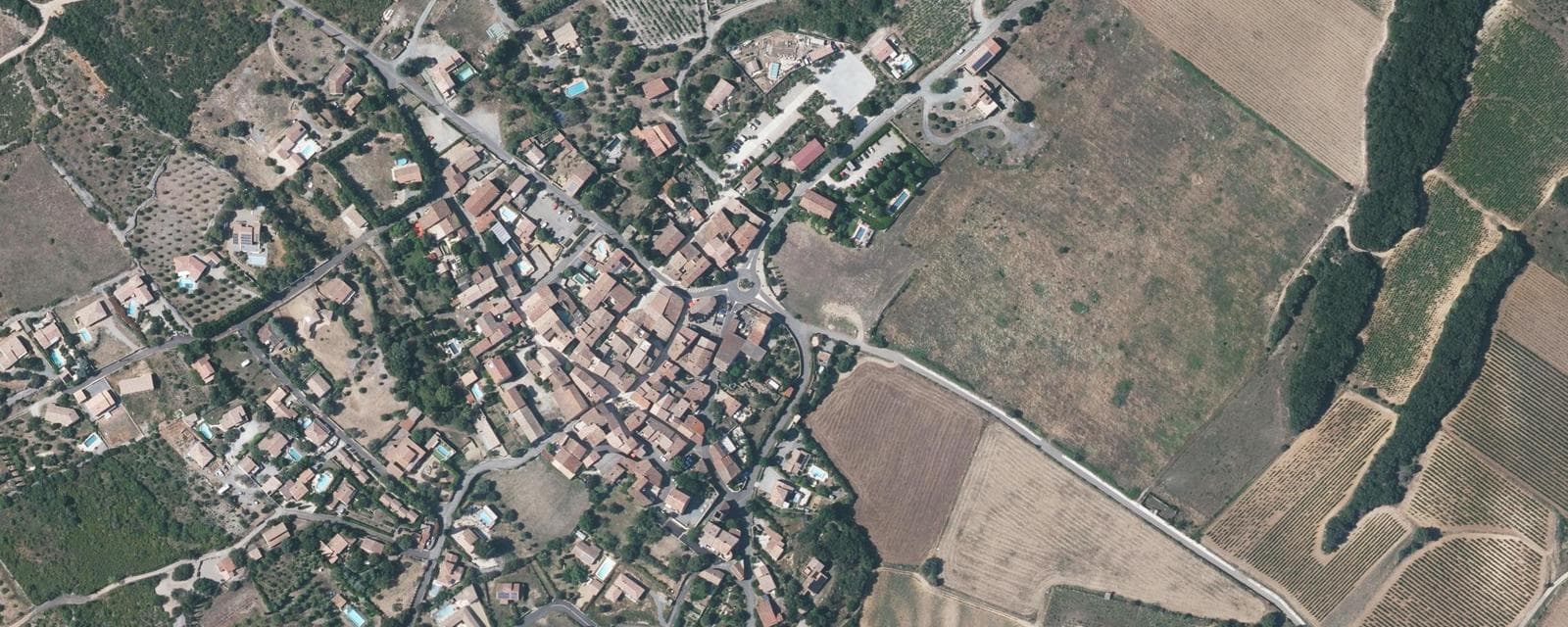 Vue aérienne de Assignan (Hérault)