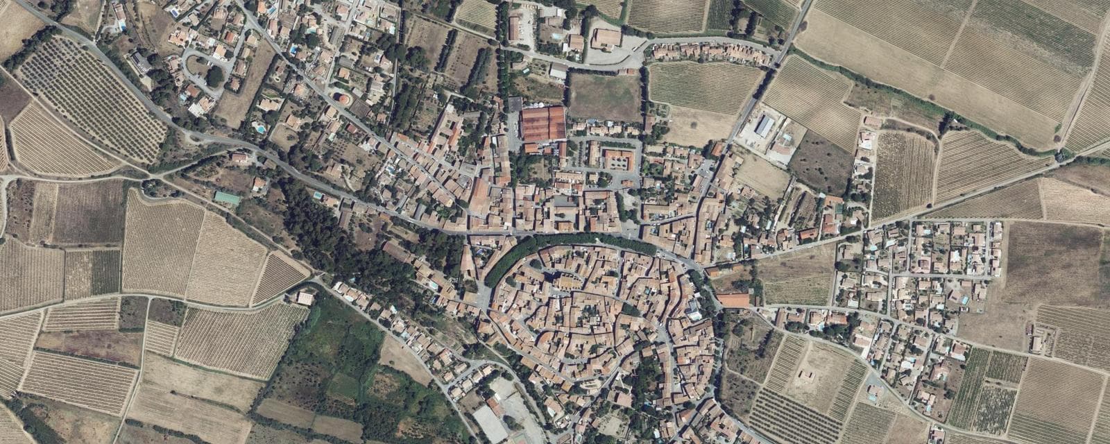 Vue aérienne de Azille (Aude)