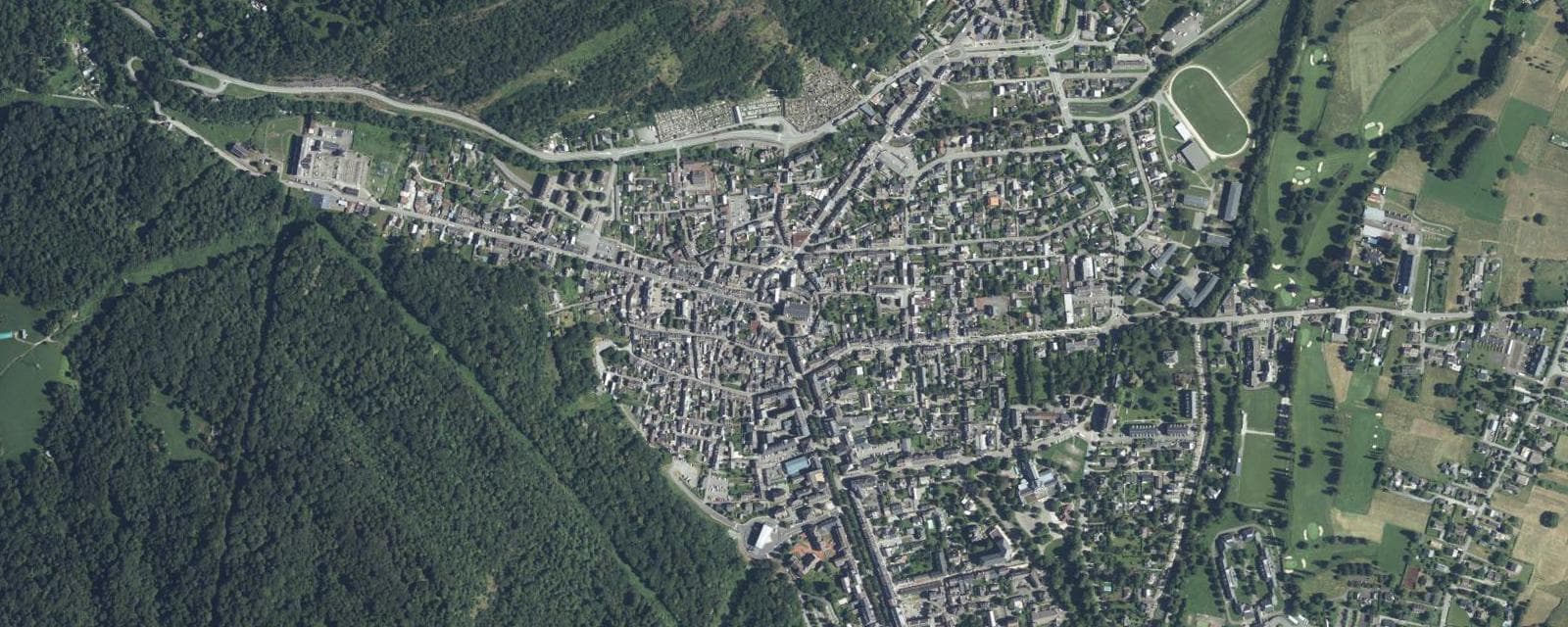 Vue aérienne de Bagnères-de-Luchon (Haute-Garonne)