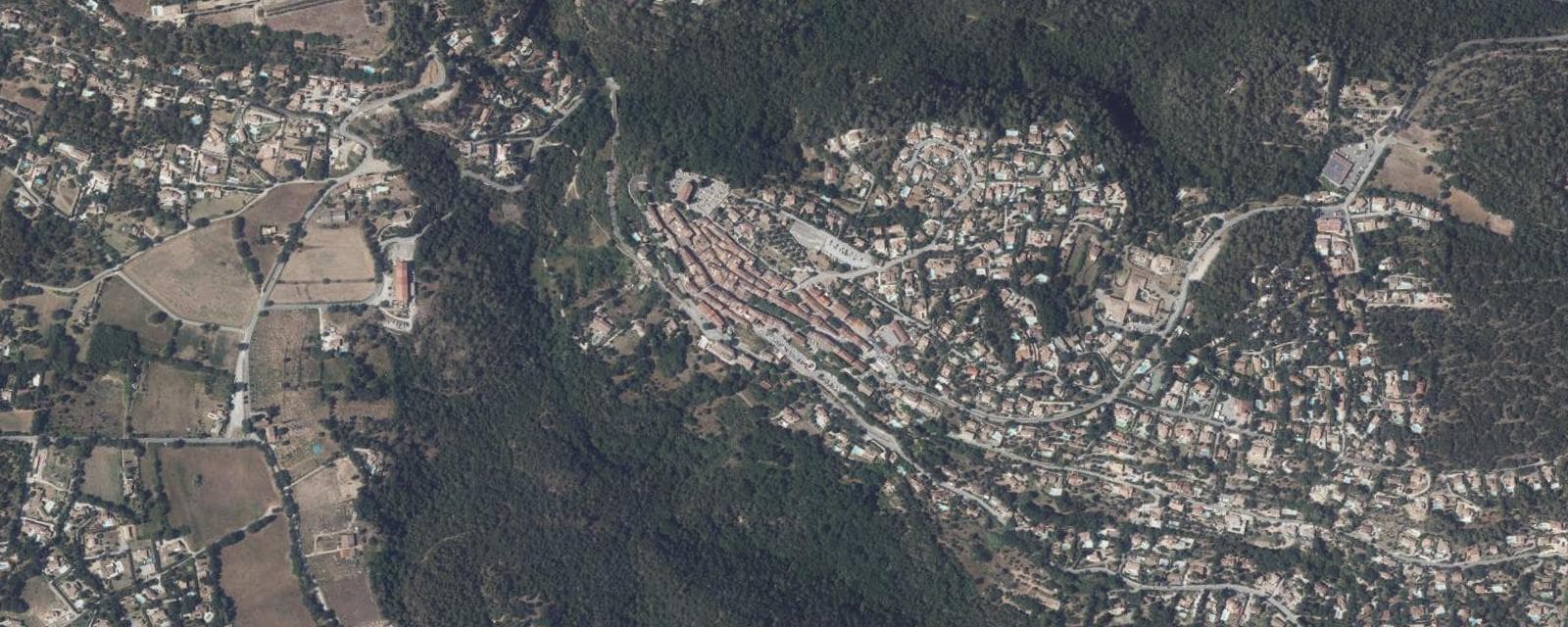 Vue aérienne de Bagnols-en-Forêt (Var)