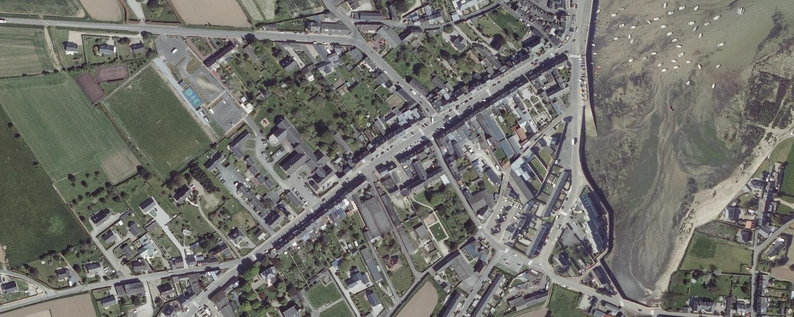 Vue aérienne de Barfleur (Manche)