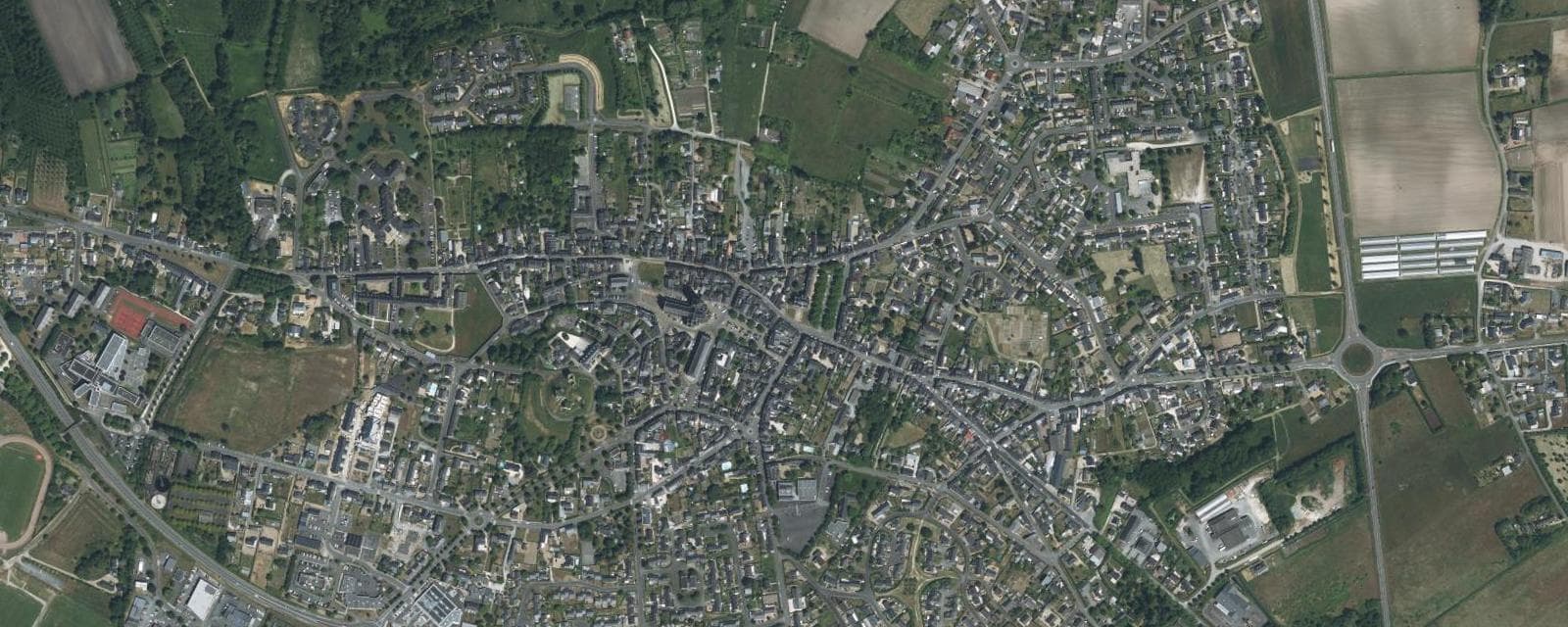 Vue aérienne de Beaufort-en-Anjou (Maine-et-Loire)