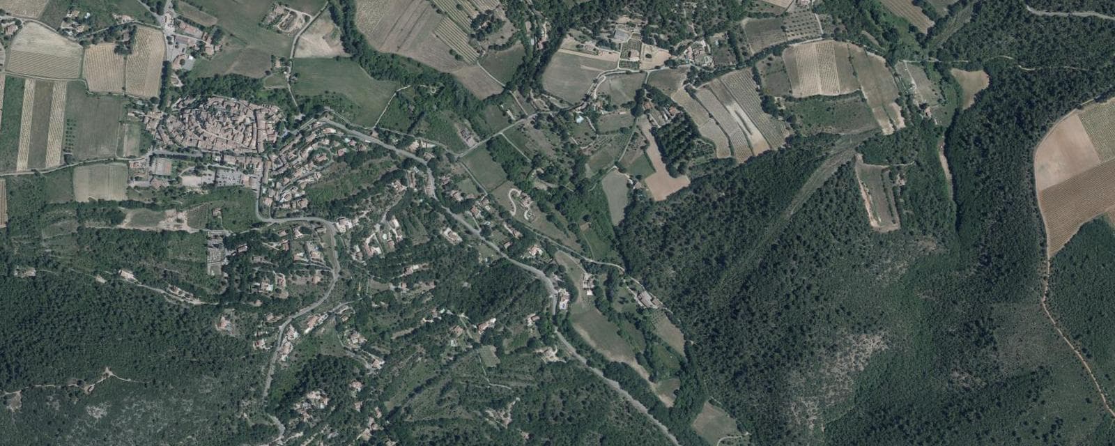 Vue aérienne de Beaumont-de-Pertuis (Vaucluse)