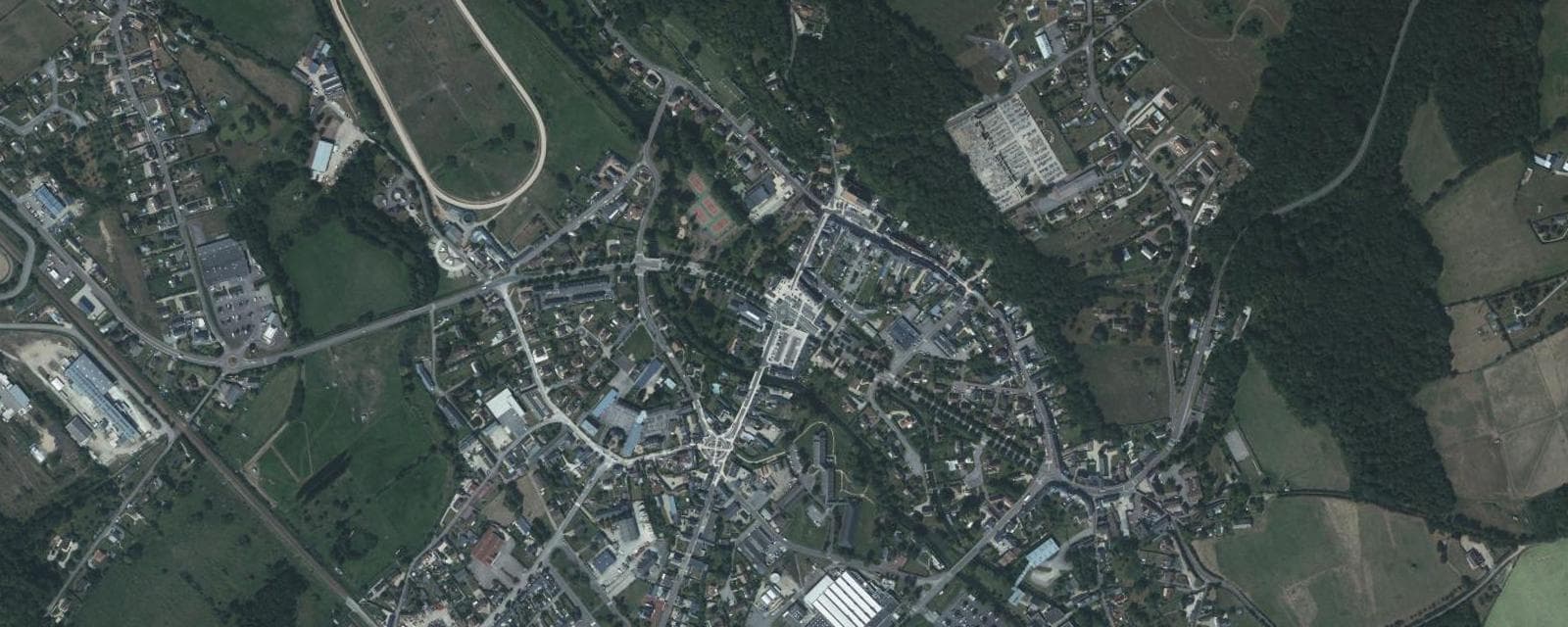 Vue aérienne de Beaumont-le-Roger (Eure)
