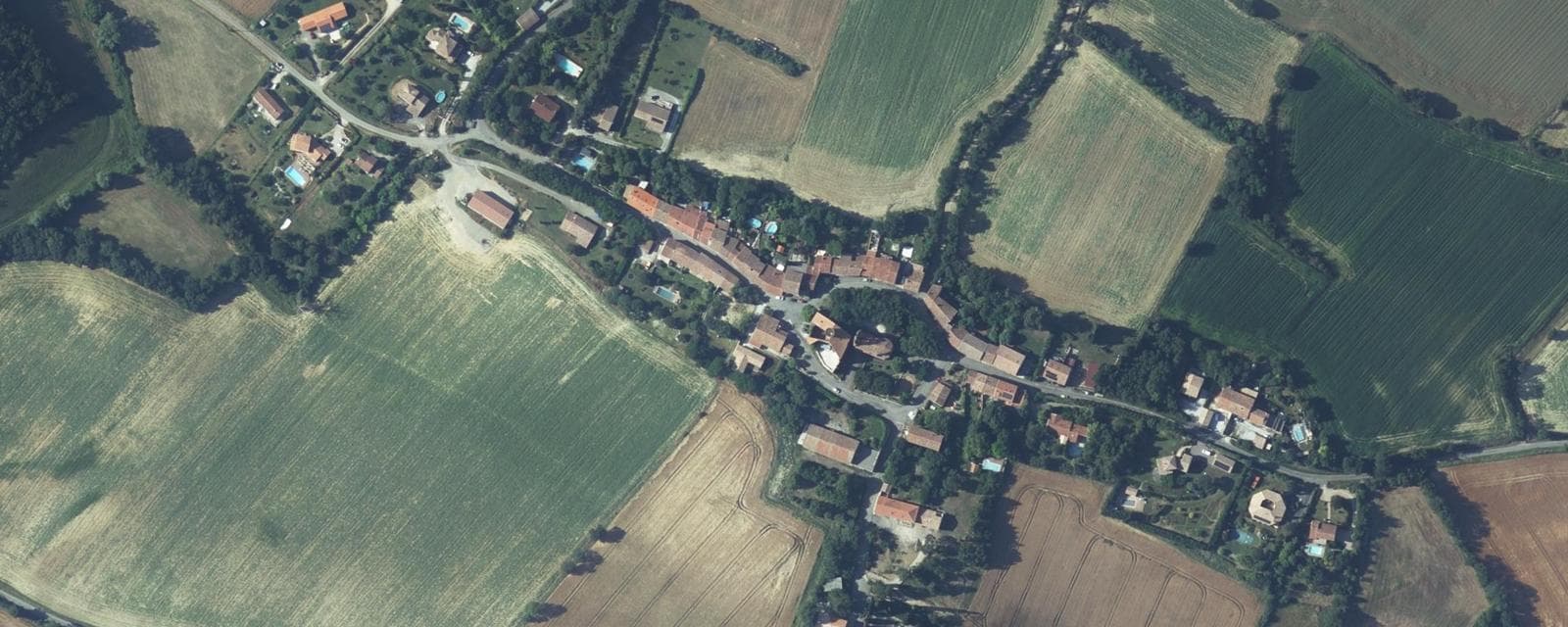 Vue aérienne de Beauteville (Haute-Garonne)