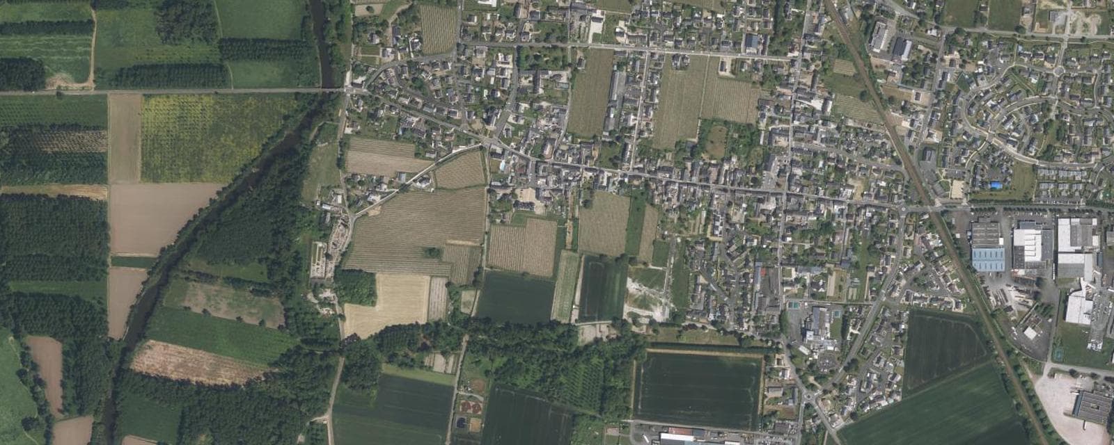 Vue aérienne de Bellevigne-les-Châteaux (Maine-et-Loire)