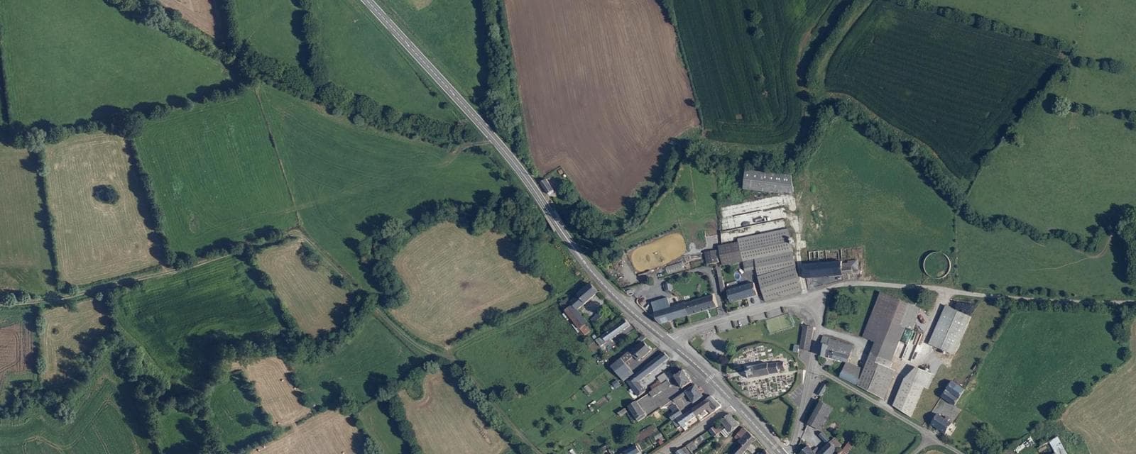 Vue aérienne de Bergues-sur-Sambre (Aisne)