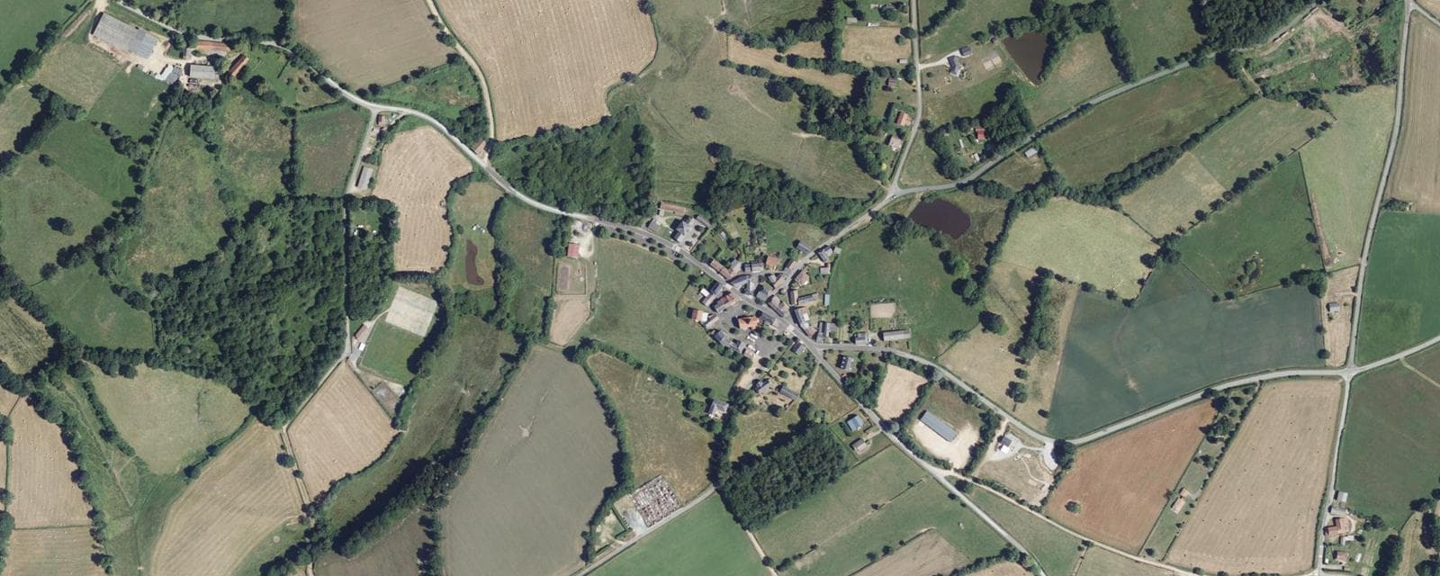Vue aérienne de Biollet (Puy-de-Dôme)