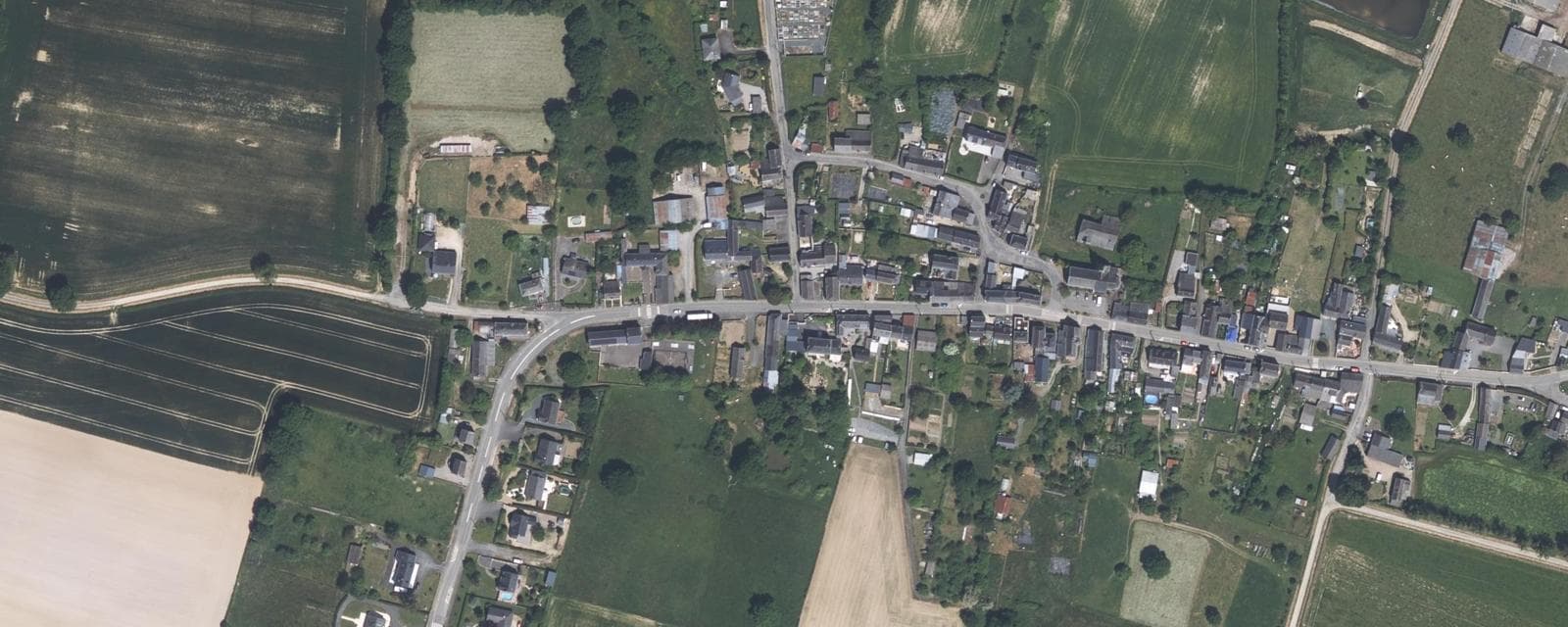 Vue aérienne de Bourg-l'Évêque (Maine-et-Loire)