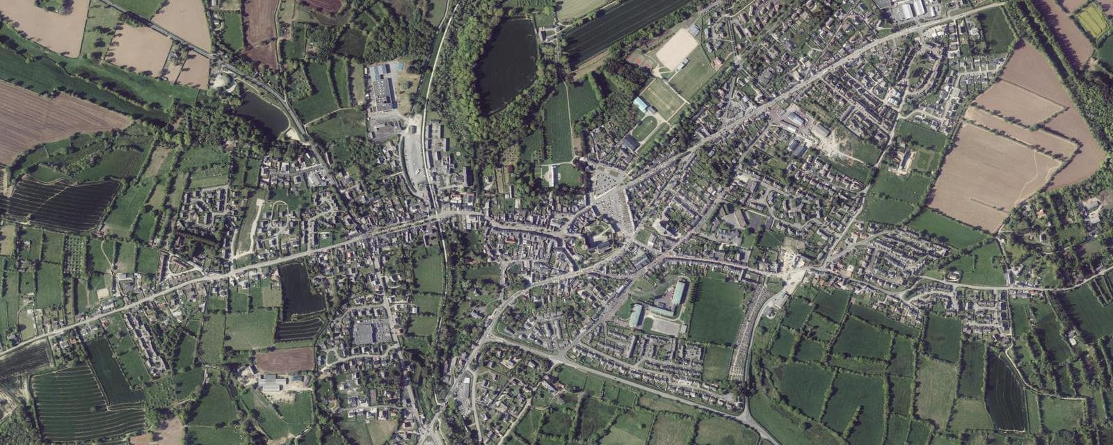 Vue aérienne de Bricquebec-en-Cotentin (Manche)