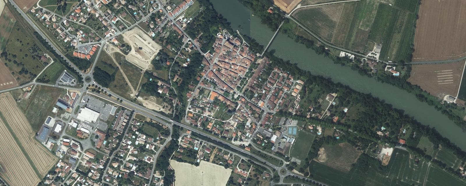 Vue aérienne de Buzet-sur-Tarn (Haute-Garonne)