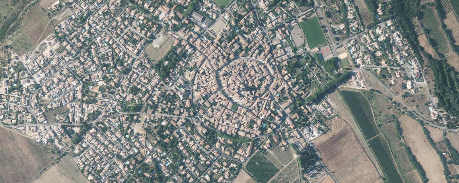 Vue aérienne de Caux (Hérault)