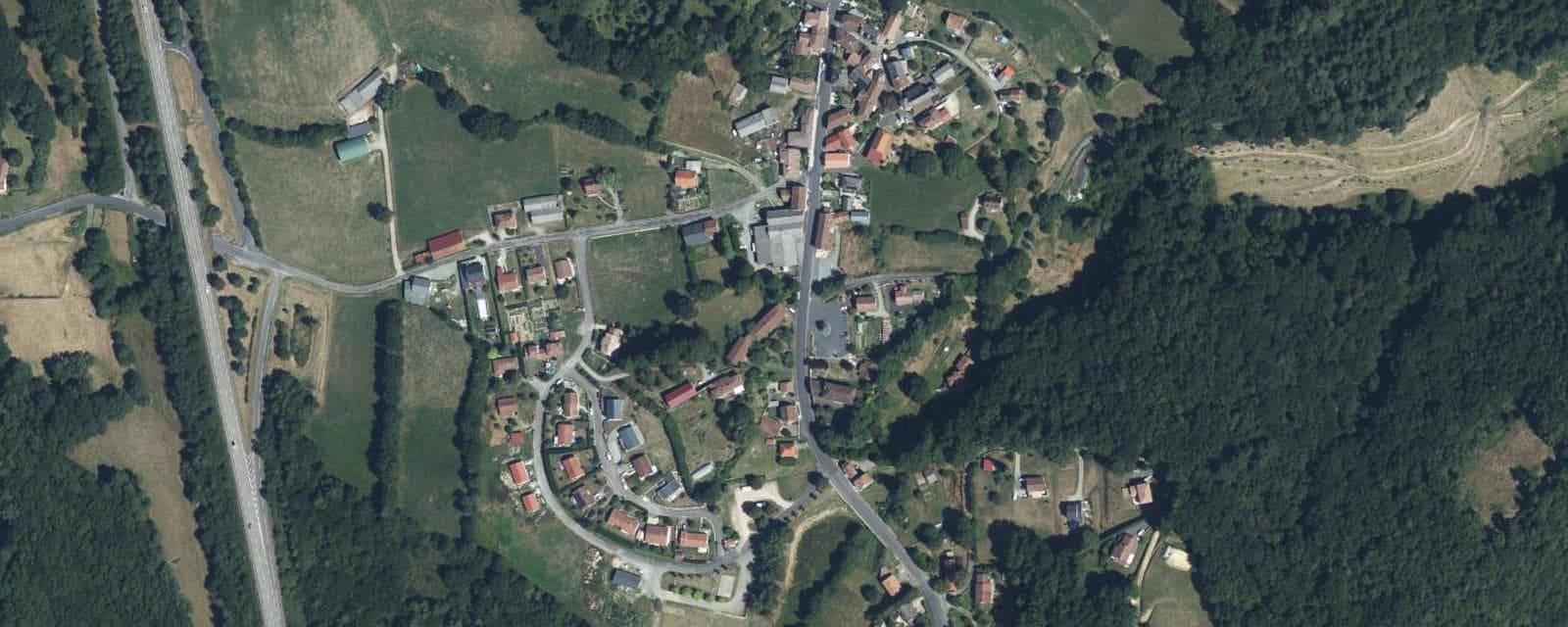 Vue aérienne de Cayrols (Cantal)