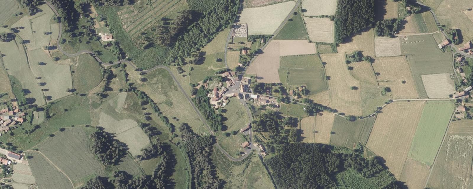 Vue aérienne de Chambon-sur-Dolore (Puy-de-Dôme)