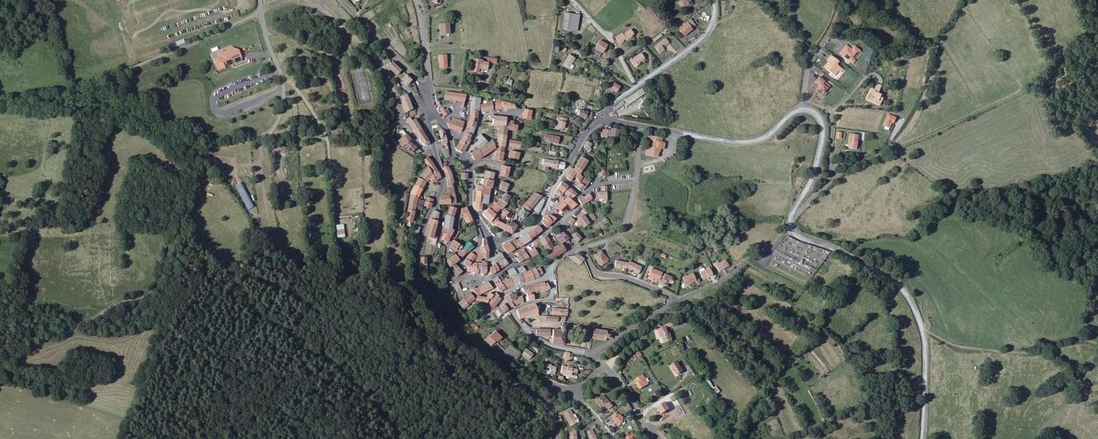Vue aérienne de Chanat-la-Mouteyre (Puy-de-Dôme)
