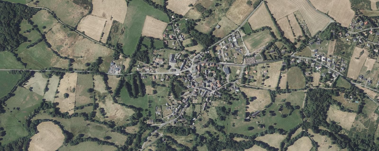 Vue aérienne de Charbonnières-les-Varennes (Puy-de-Dôme)