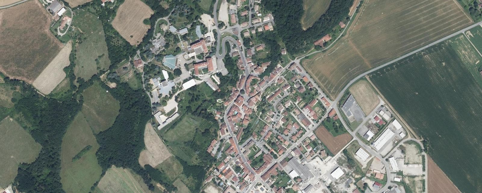 Vue aérienne de Châteauneuf-de-Galaure (Drôme)