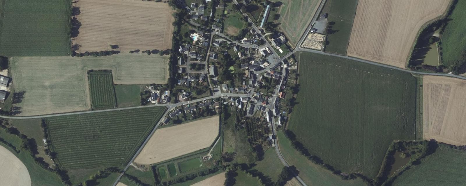 Vue aérienne de Cosmes (Mayenne)