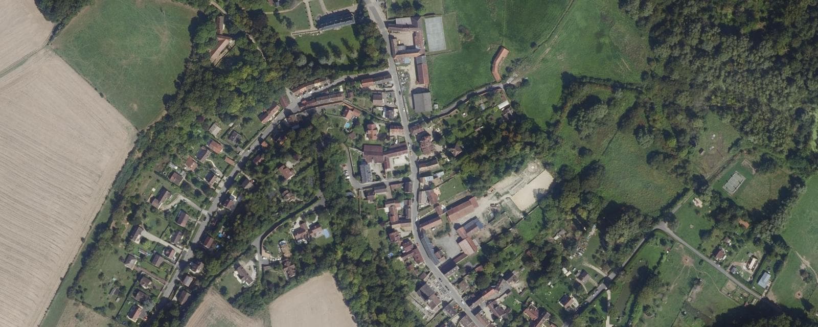 Vue aérienne de Courcelles-sur-Viosne (Val-d'Oise)