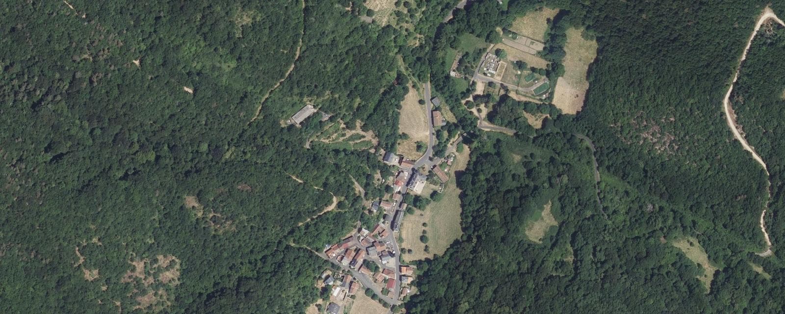 Vue aérienne de Courgoul (Puy-de-Dôme)