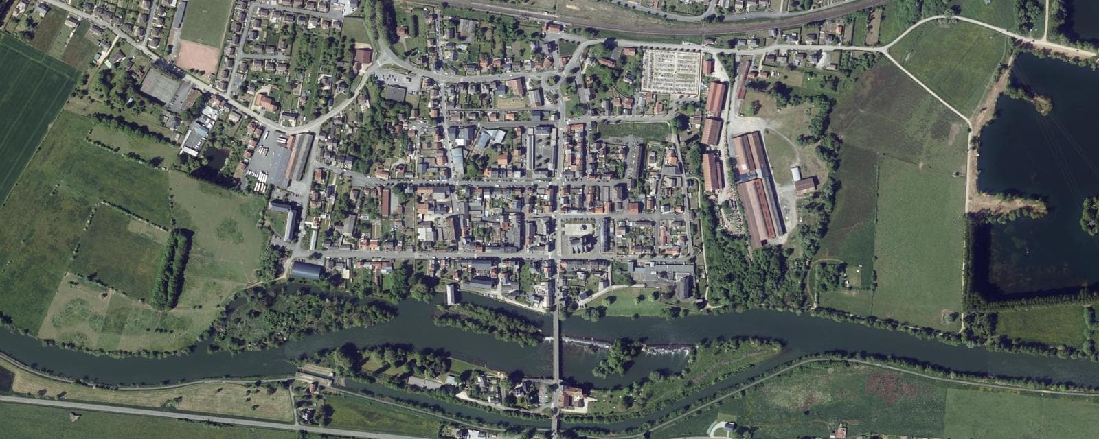 Vue aérienne de Donchery (Ardennes)