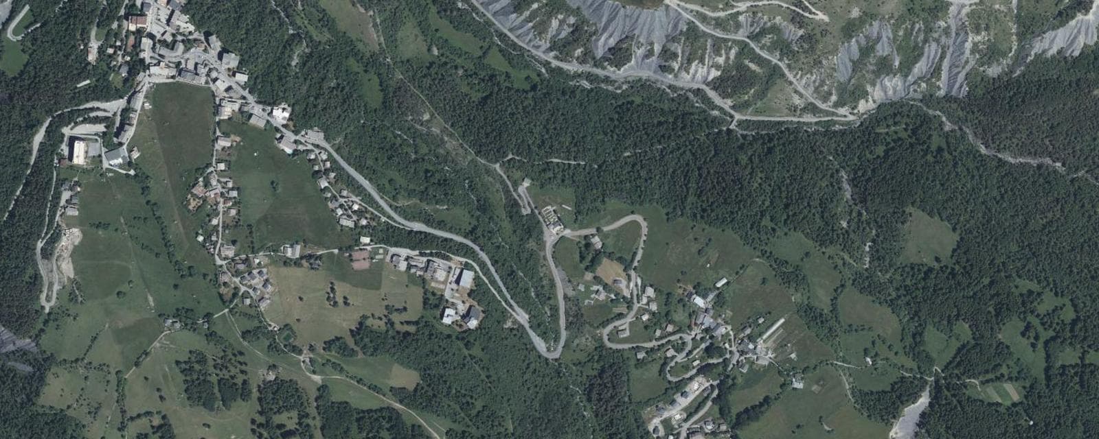 Vue aérienne de Enchastrayes (Alpes-de-Haute-Provence)