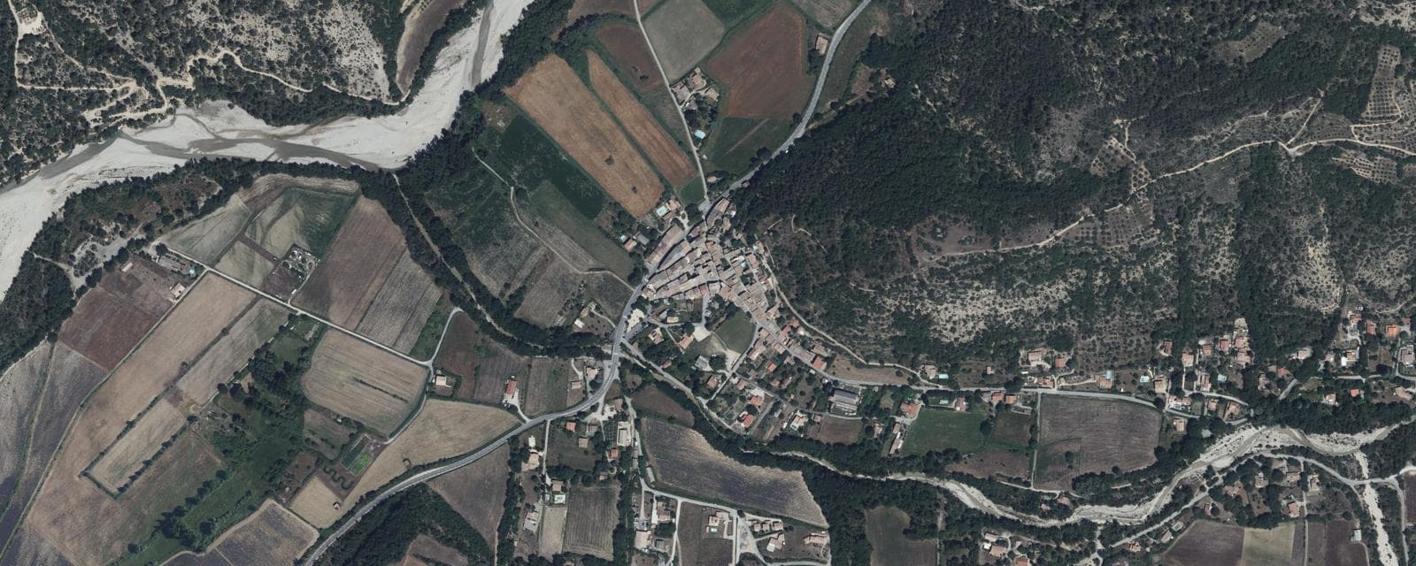 Vue aérienne de Estoublon (Alpes-de-Haute-Provence)