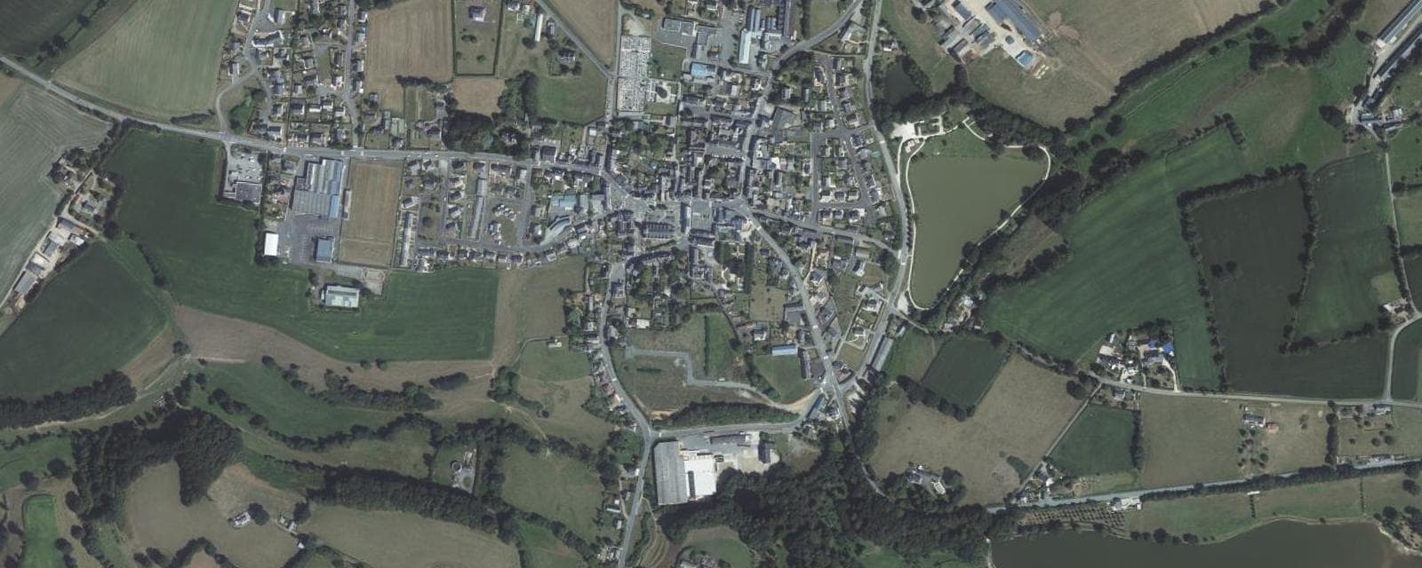Vue aérienne de Fougerolles-du-Plessis (Mayenne)