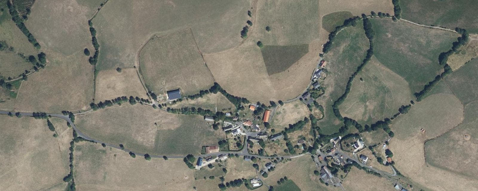 Vue aérienne de Girgols (Cantal)