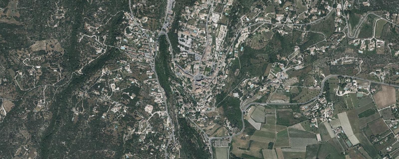 Vue aérienne de Gordes (Vaucluse)