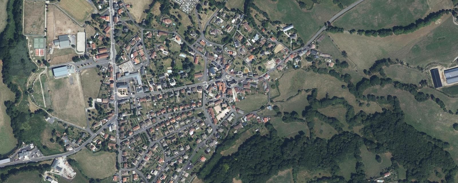 Vue aérienne de Jussac (Cantal)
