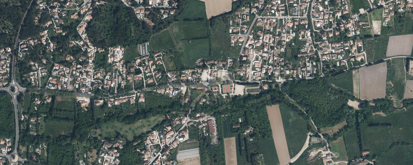 Vue aérienne de La Barben (Bouches-du-Rhône)