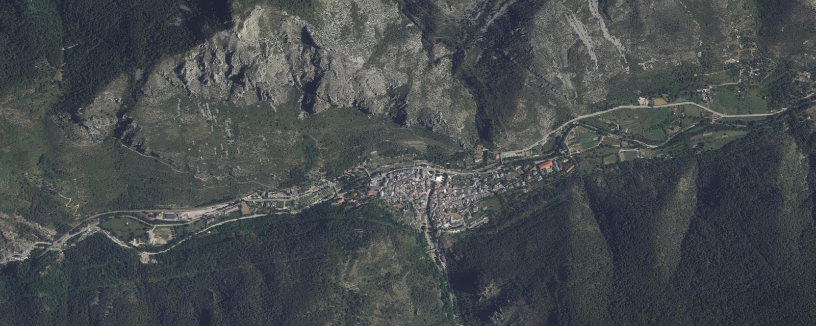 Vue aérienne de La Brigue (Alpes-Maritimes)