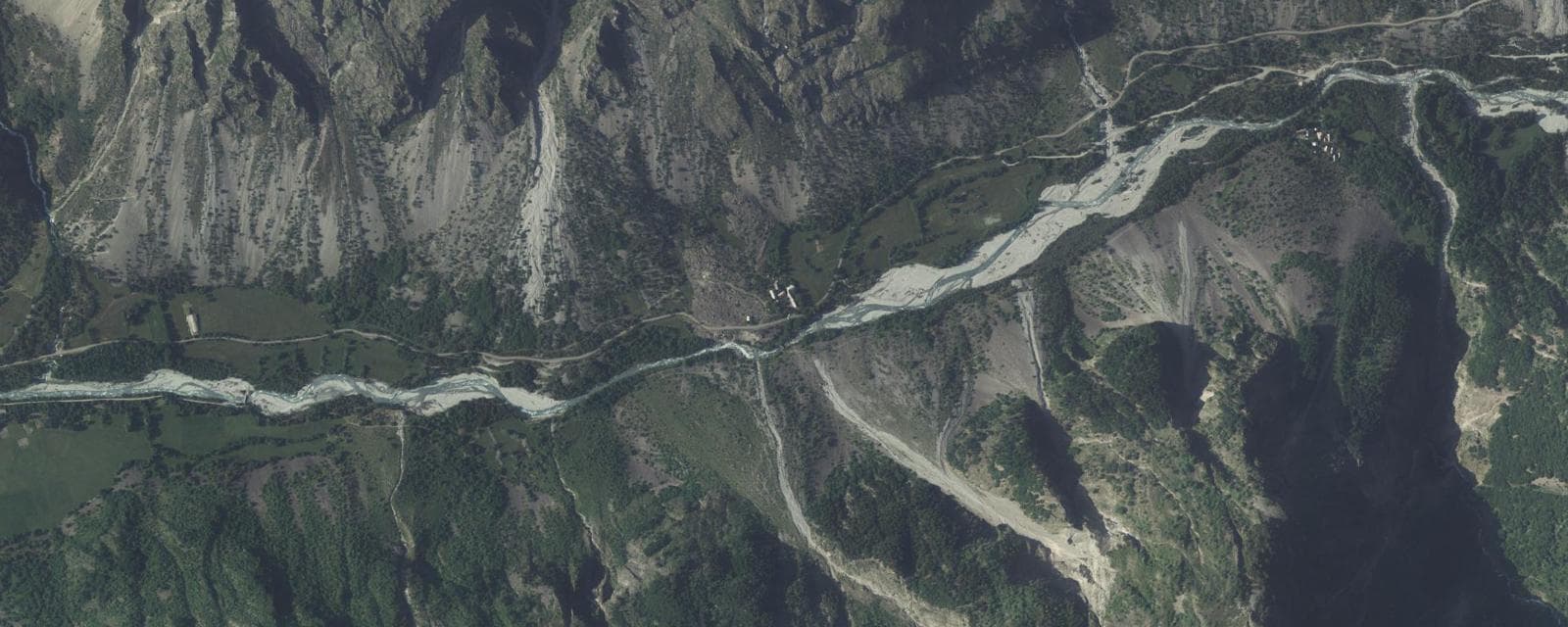 Vue aérienne de La Chapelle-en-Valgaudémar (Hautes-Alpes)
