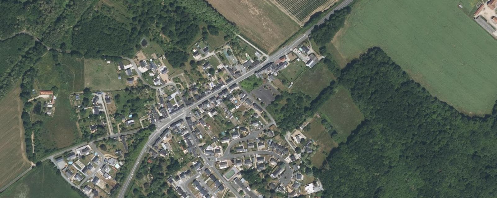 Vue aérienne de La Chapelle-Saint-Laud (Maine-et-Loire)