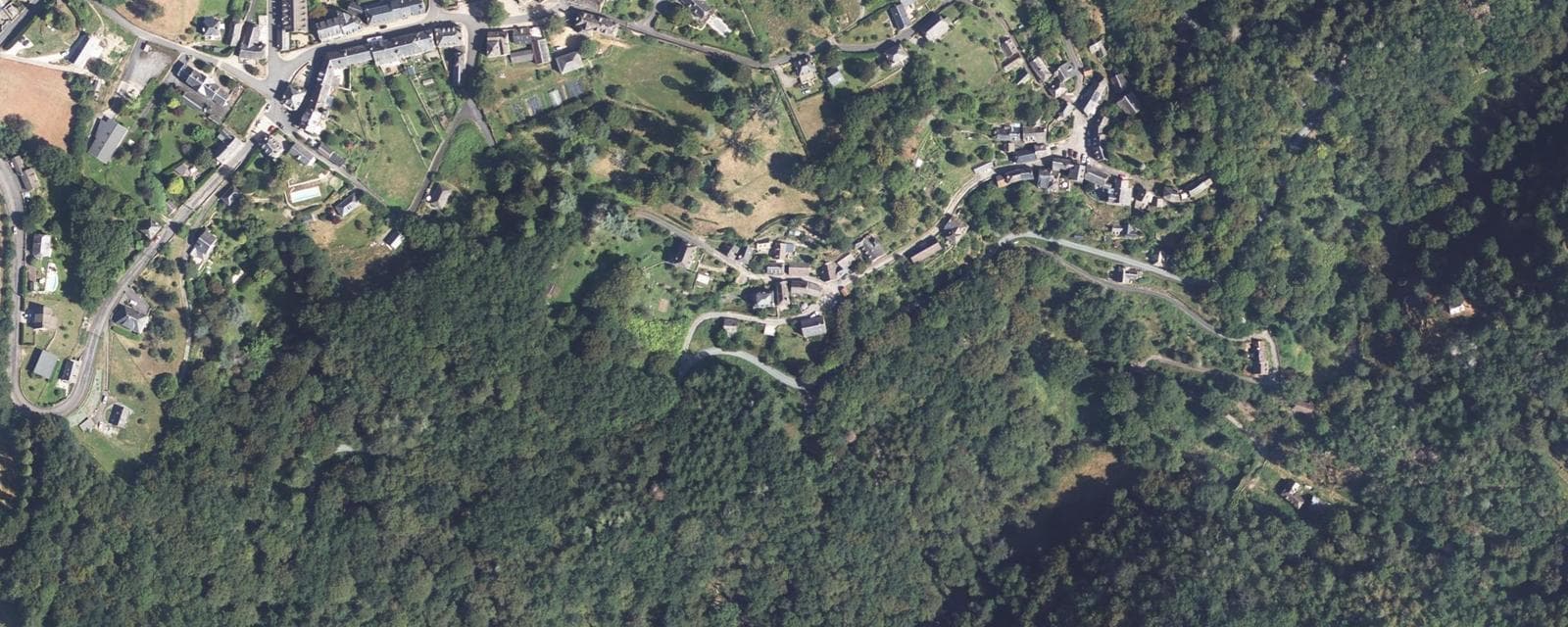 Vue aérienne de La Roche-Canillac (Corrèze)
