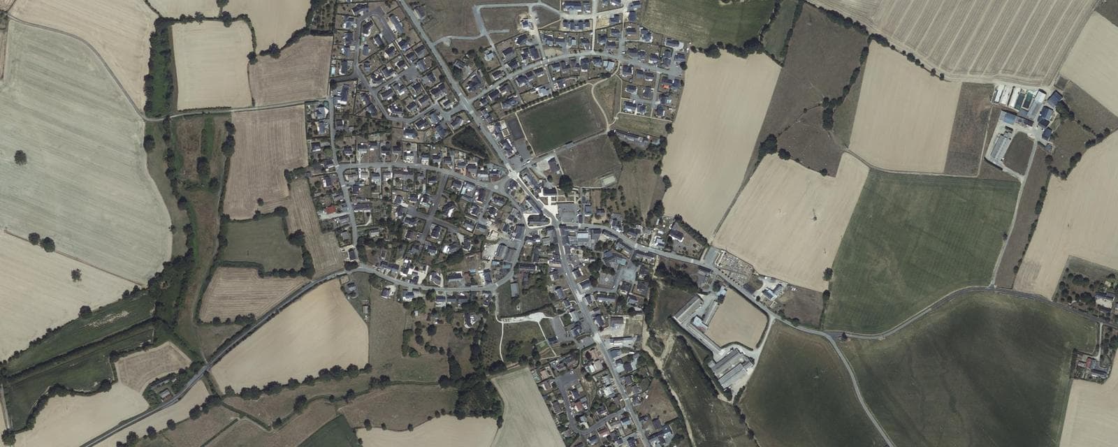 Vue aérienne de La Roche-Neuville (Mayenne)