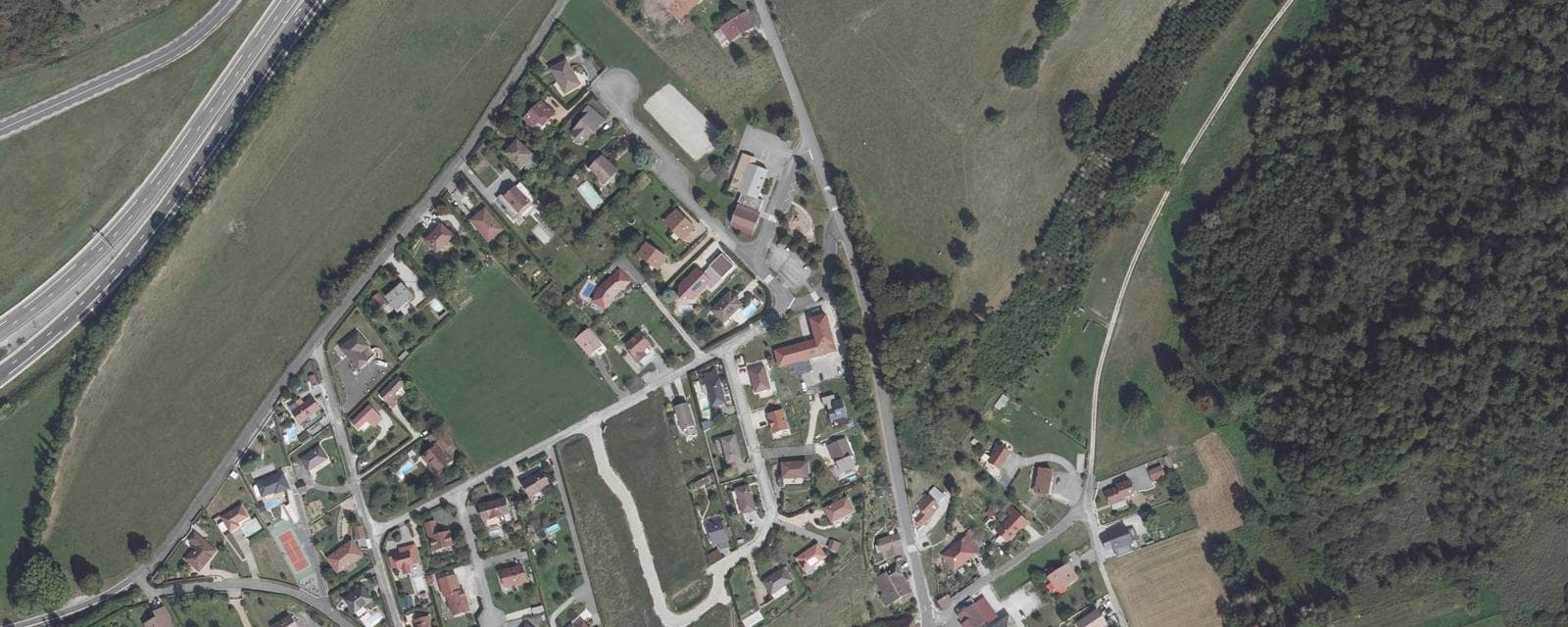 Vue aérienne de La Vèze (Doubs)