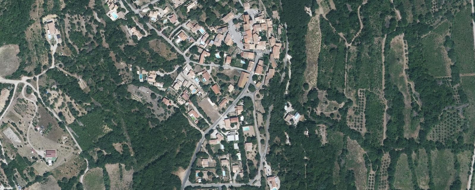 Vue aérienne de Lacoste (Hérault)