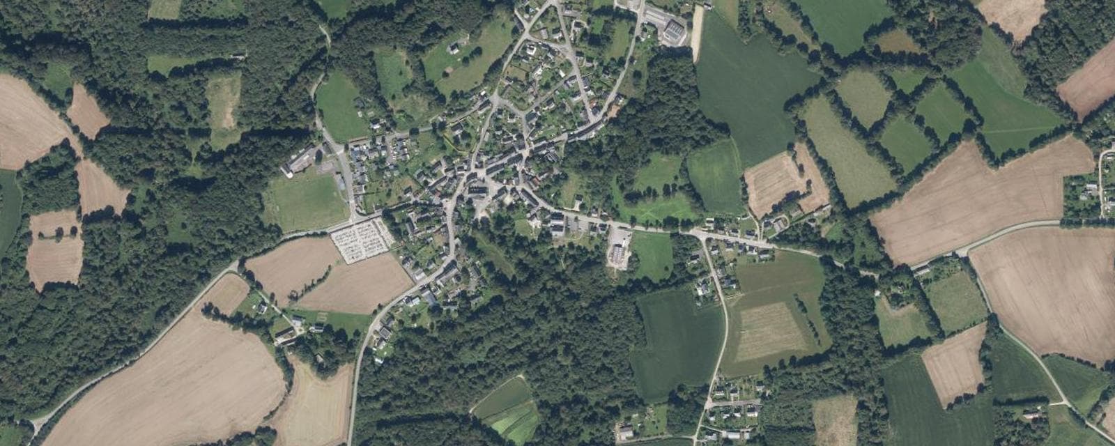 Vue aérienne de Lanvénégen (Morbihan)
