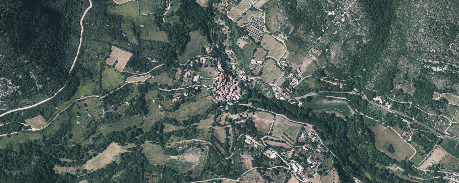 Vue aérienne de Lauroux (Hérault)