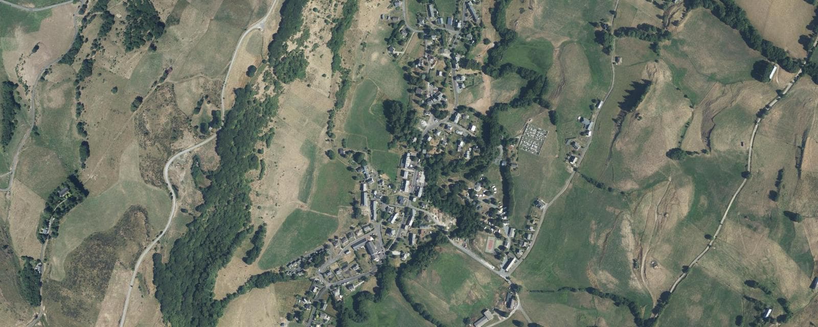 Vue aérienne de Le Claux (Cantal)