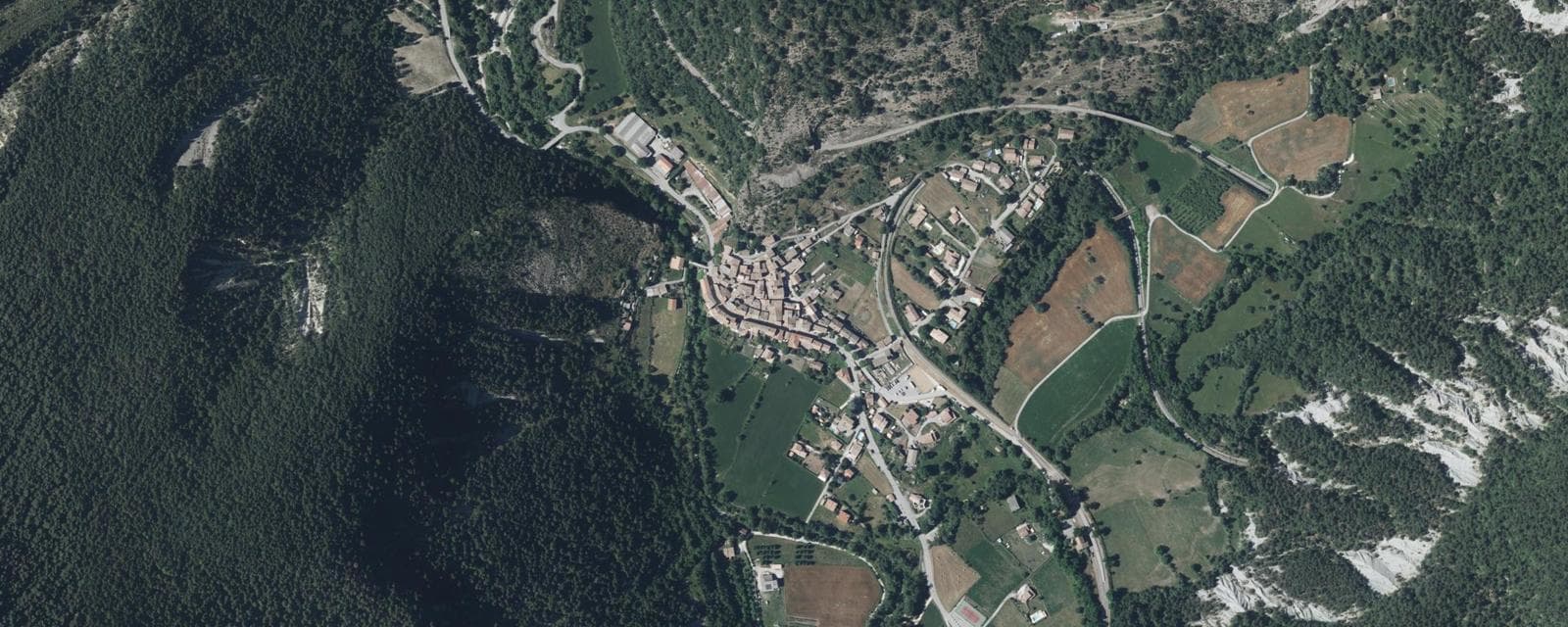 Vue aérienne de Le Fugeret (Alpes-de-Haute-Provence)