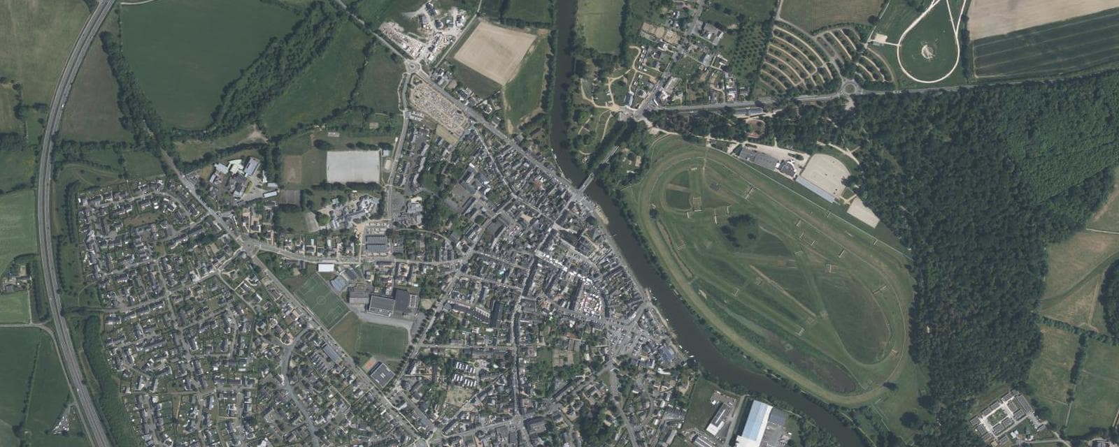 Vue aérienne de Le Lion-d'Angers (Maine-et-Loire)