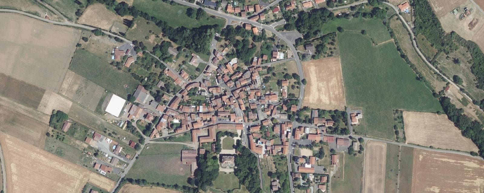 Vue aérienne de Ludesse (Puy-de-Dôme)