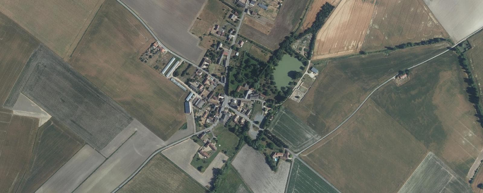 Vue aérienne de Luzé (Indre-et-Loire)