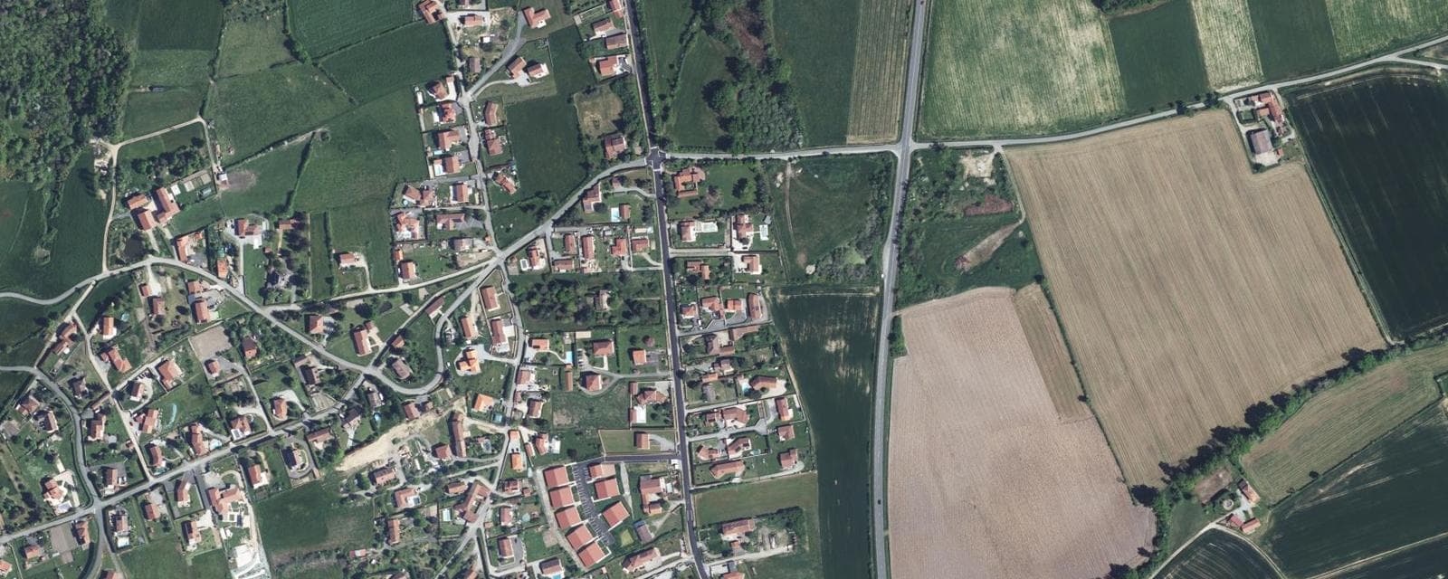 Vue aérienne de Marcilly-le-Châtel (Loire)