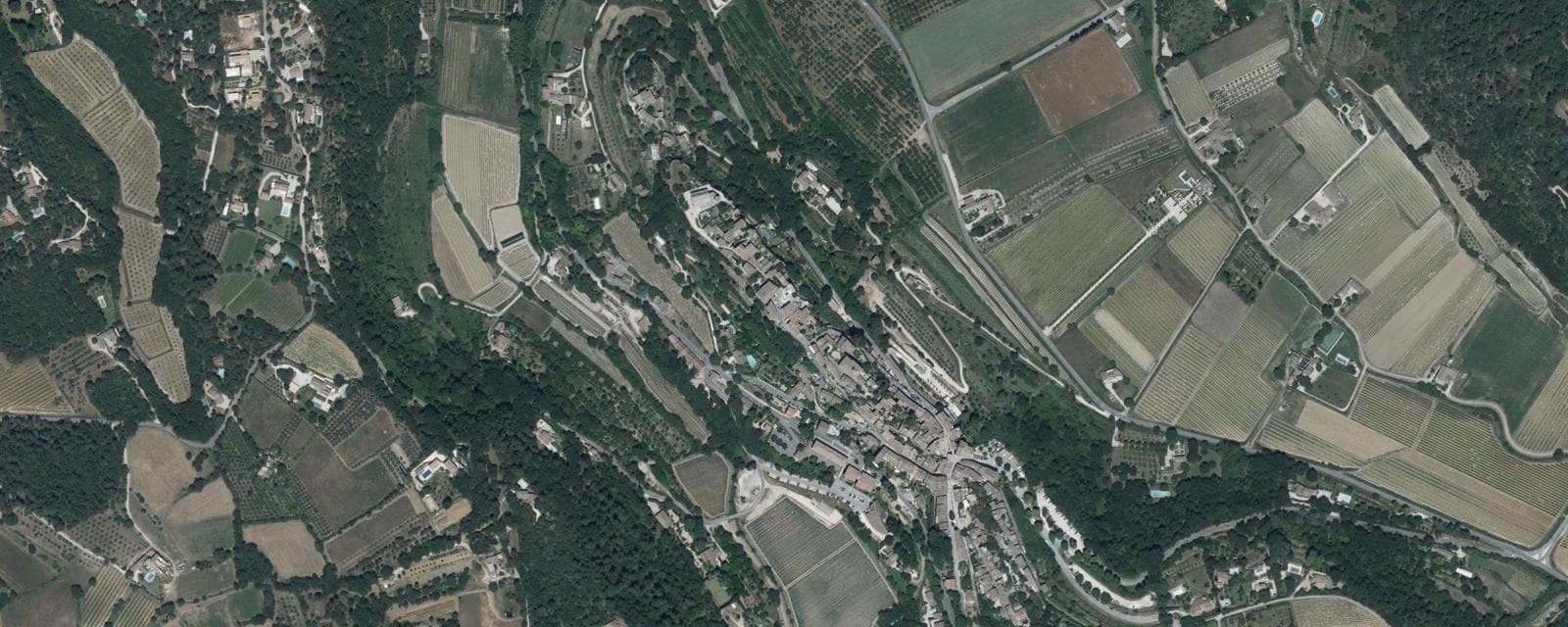 Vue aérienne de Ménerbes (Vaucluse)
